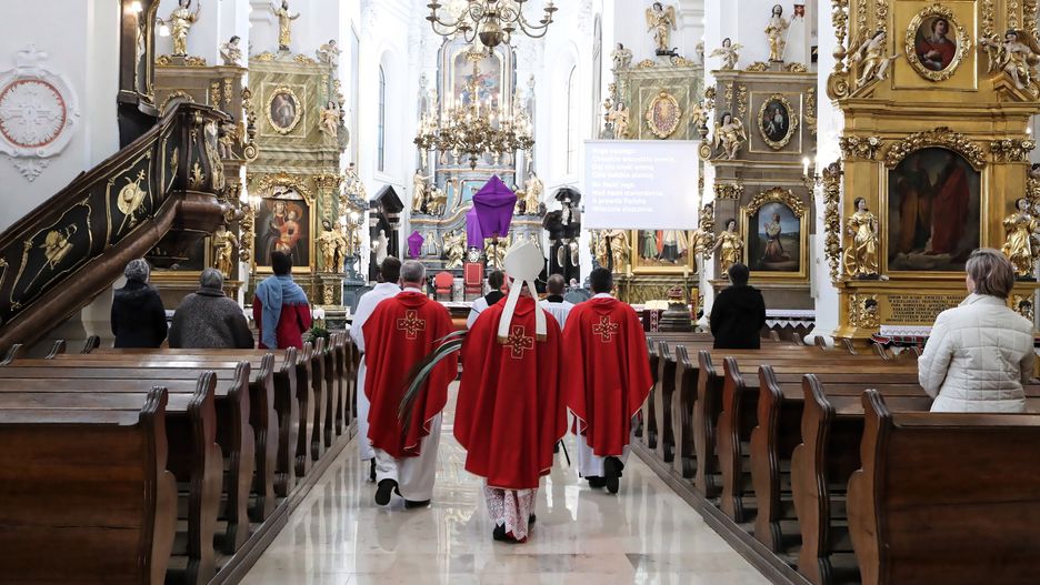 Koronawirus w Polsce. Drwinia (woj. małopolskie). Śledztwo ws. śmierci księdza w martwym punkcie.