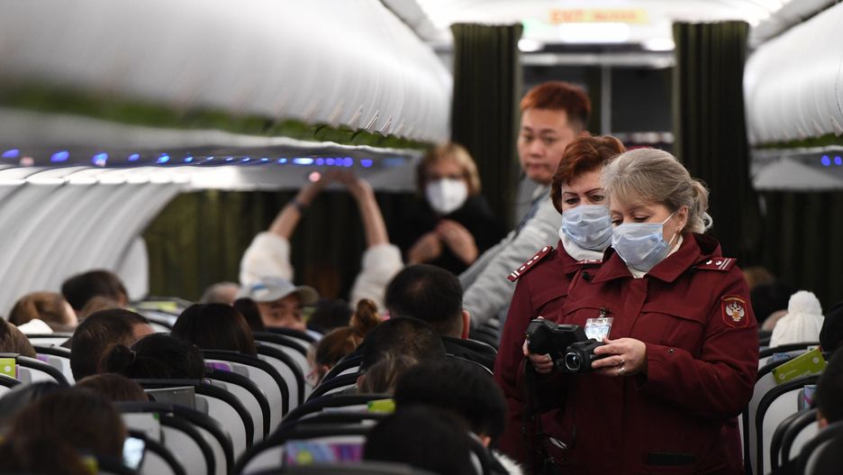 Pasażerowie na pokładach samolotów z Chin mają maseczki ochronne