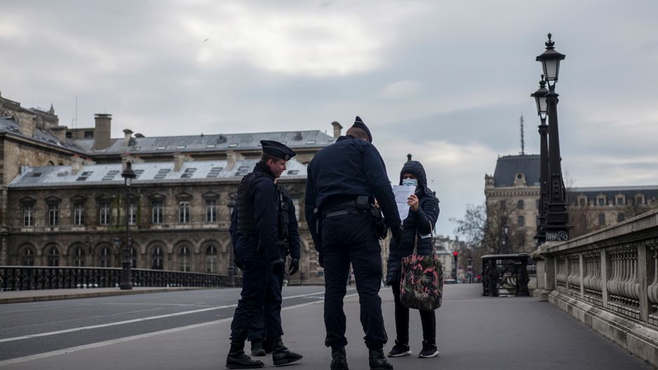 Koronawirus w Polsce. Rząd zaostrza kwarantannę. Na zdjęciu kontrola policji we Francji