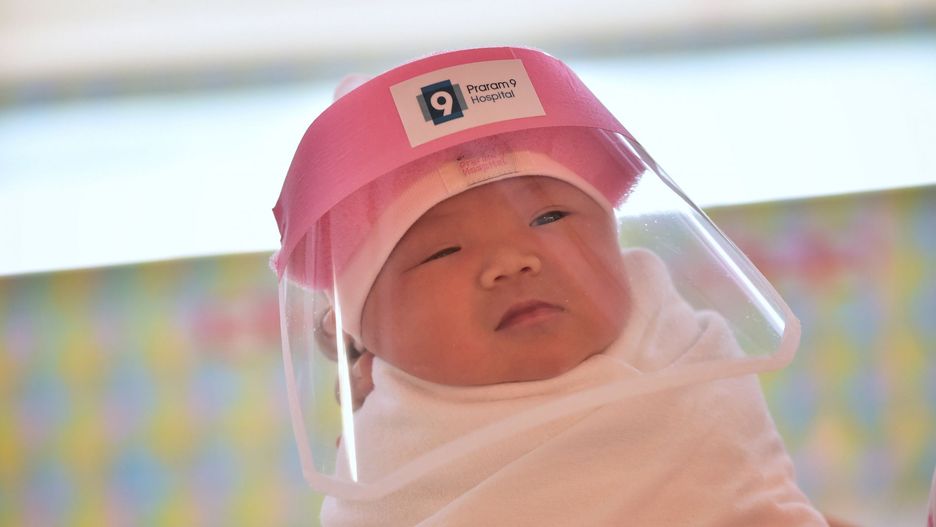 Osłony na twarz mają chronić noworodki przed zakażeniem koronawirusem.