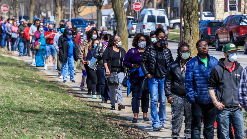 Koronawirus w USA. Tłum ludzi czekających na oddanie głosu w lokalu wyborczym w Milwaukee