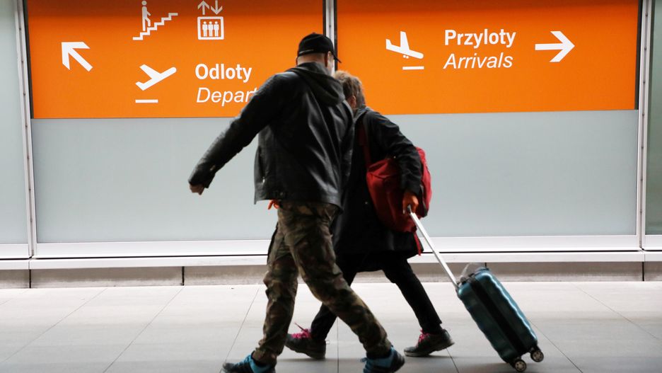 Koronawirus w Polsce. Zamieszanie na lotnisku przez powrót Polaków do domów