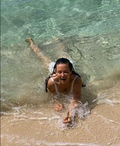 Kinga Rusin w seksownej sesji na plaży. Nie widziała, że partner robi jej zdjęcia