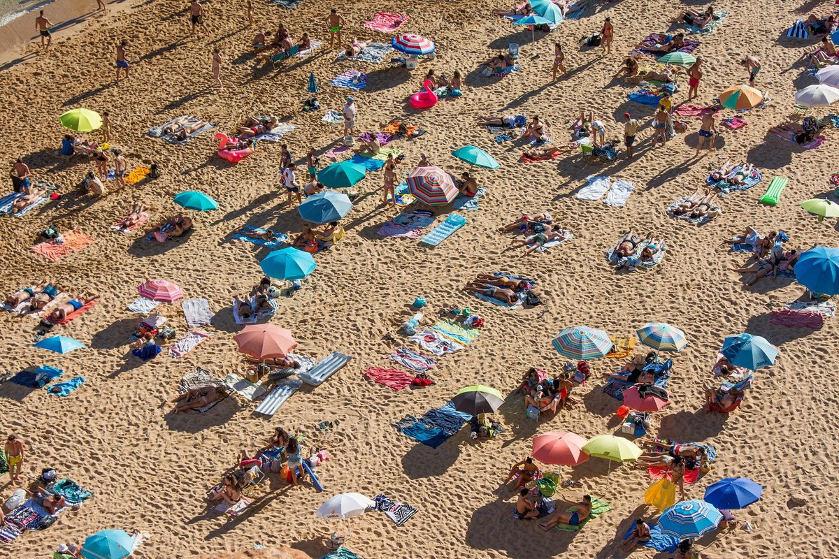 Parawany na plaży to w Polsce prawdziwa plaga. Fot. Freepik