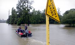 Dziennikarze uratowali kierowcę przed utonięciem. Dramatyczne chwile relacjonowali na żywo
