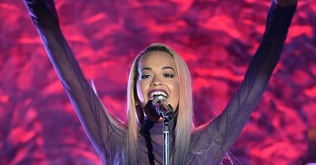 Rita Ora w prześwitującej bluzce coraz odważniej walczy o uwagę