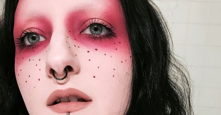 Nowa moda wśród Instagramerek. Pozbywają się brwi!