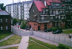 Mur w poprzek chodnika, czyli absurd goni absurd