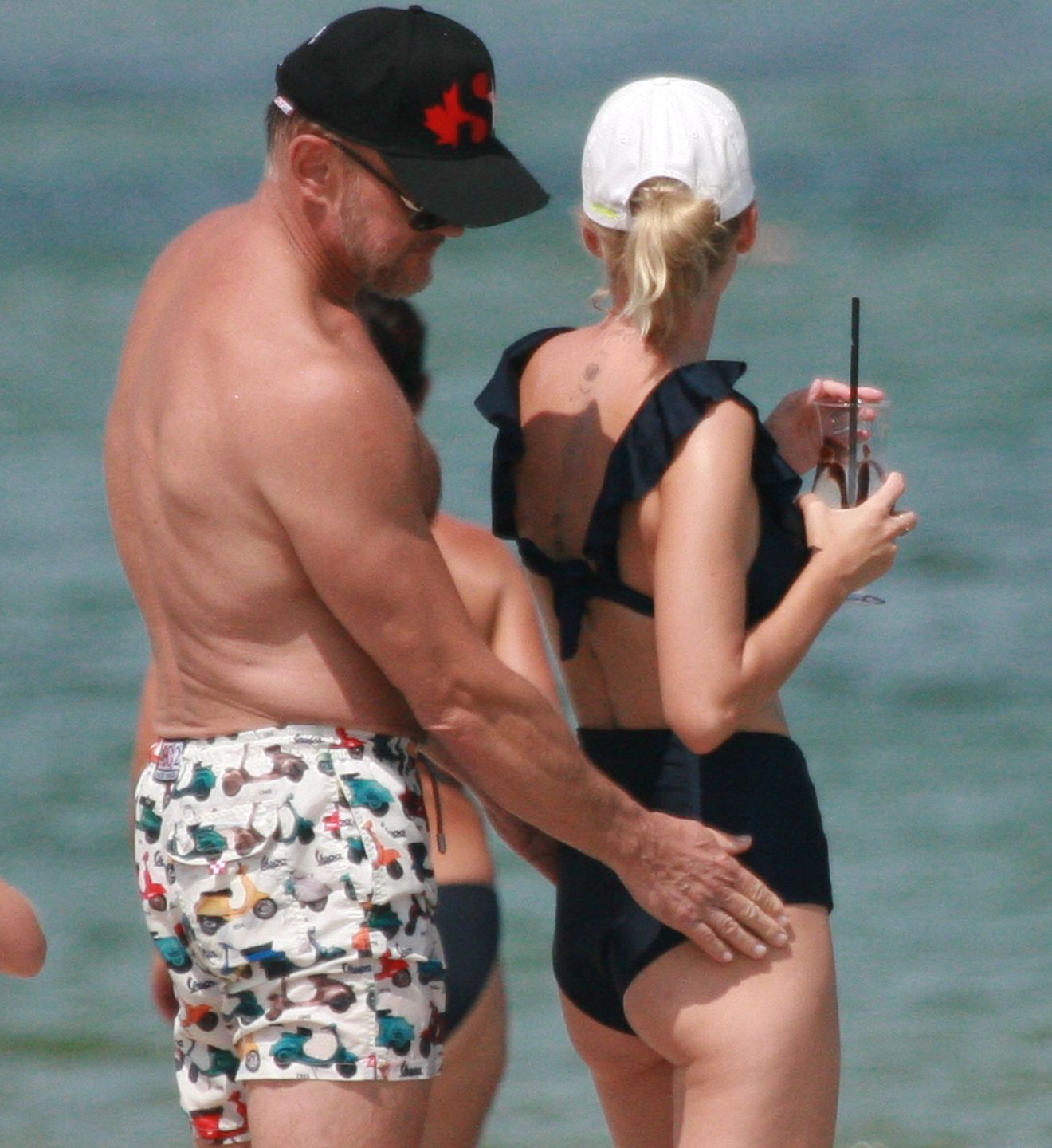 Cezary Pazura i Edyta Pazura na plaży w Juracie