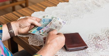 Emeryt dał się naciągnąć. "Wrobili mnie w pościel za 9600 zł"