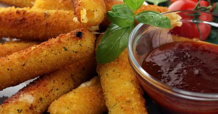 Frytki halloumi. Zrób, jeśli znudziły ci się smażone ziemniaki