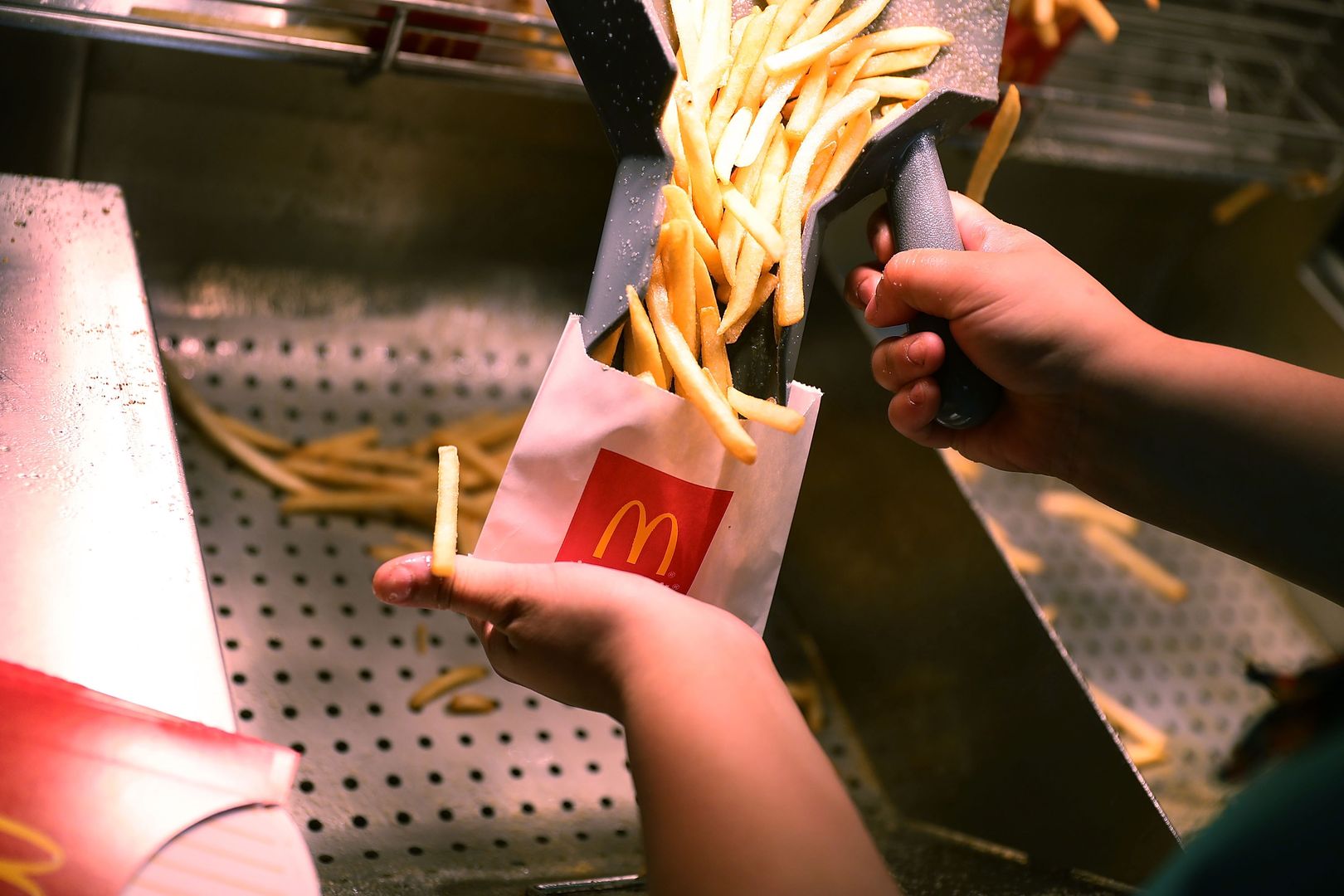 McDonald's oszukuje na frytkach? Sieć odpowiada: To bzdury. Nie uczymy żadnych sekretnych trików