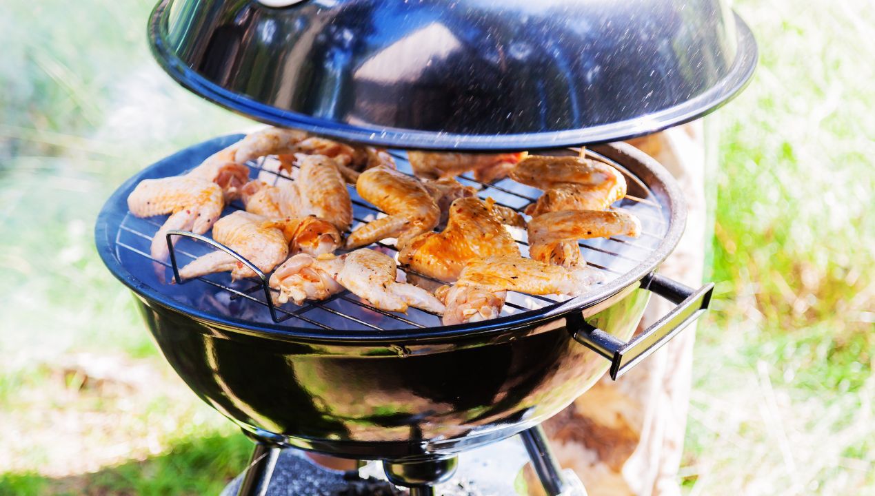 jak grillować na grillu z pokrywą fot. getty images