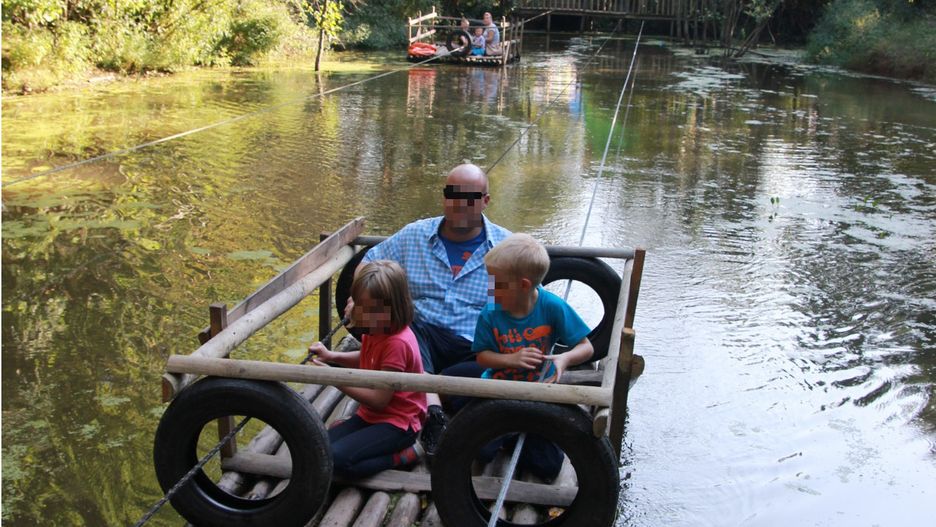 Park rozrywki Mościska - tak wygląda przeprawa tratwą (zdjęcie ilustracyjne)