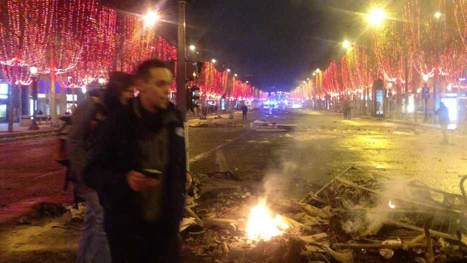 Wśród gruzów, leżały porozrzucane resztki gaśnic, które prawdopodobnie walczyły z poprzednimi pożarami