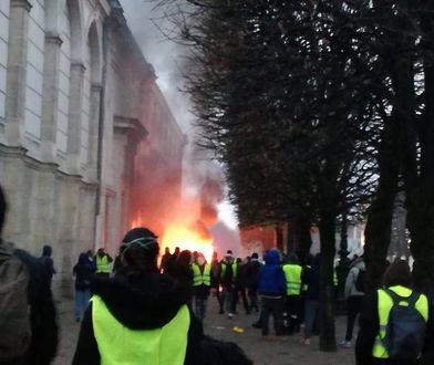 Paryż w płomieniach, a turyści robią sobie zdjęcia. Zdewastowano wszystkie banki w okolicach Łuku Triumfalnego