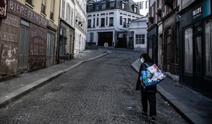 Koronawirus. Zaostrzona kwarantanna. Mieszkańcy Francji wypełniają własnoręczne przepustki