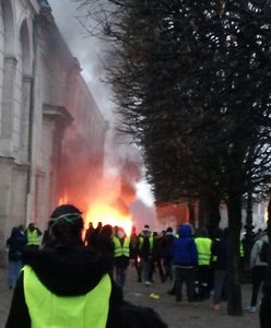 Paryż w płomieniach, a turyści robią sobie zdjęcia. Zdewastowano wszystkie banki w okolicach Łuku Triumfalnego