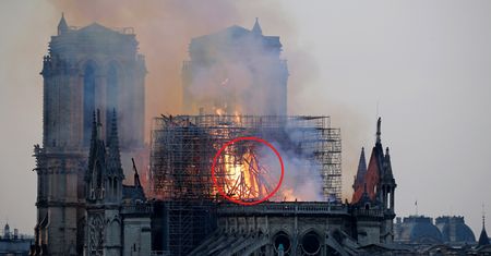 Pożar Notre Dame. Lesley Rowan zobaczyła w płomieniach... Jezusa