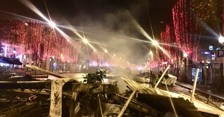 "Hańba tym, którzy dopuszczali się przemocy". Macron potępił zamieszki w Paryżu