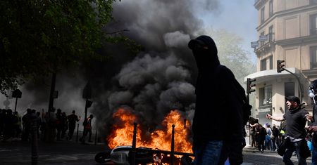 Francja: 23. protest "żółtych kamizelek". W Paryżu płoną auta i skutery