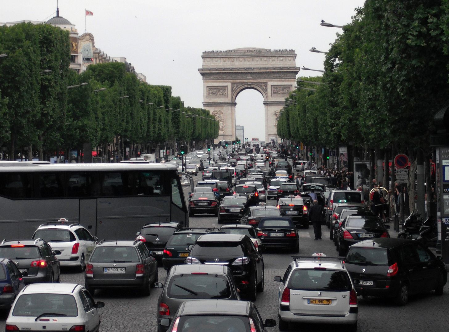 Paryscy kierowcy zrozpaczeni. Wszystko przez zakaz