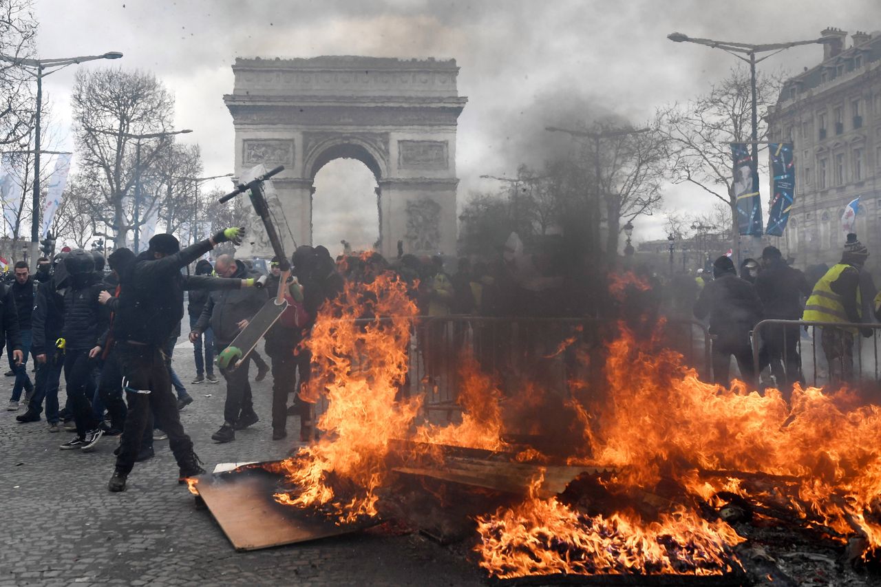 Chaos we Francji. Masowo okradają ekskluzywne sklepy