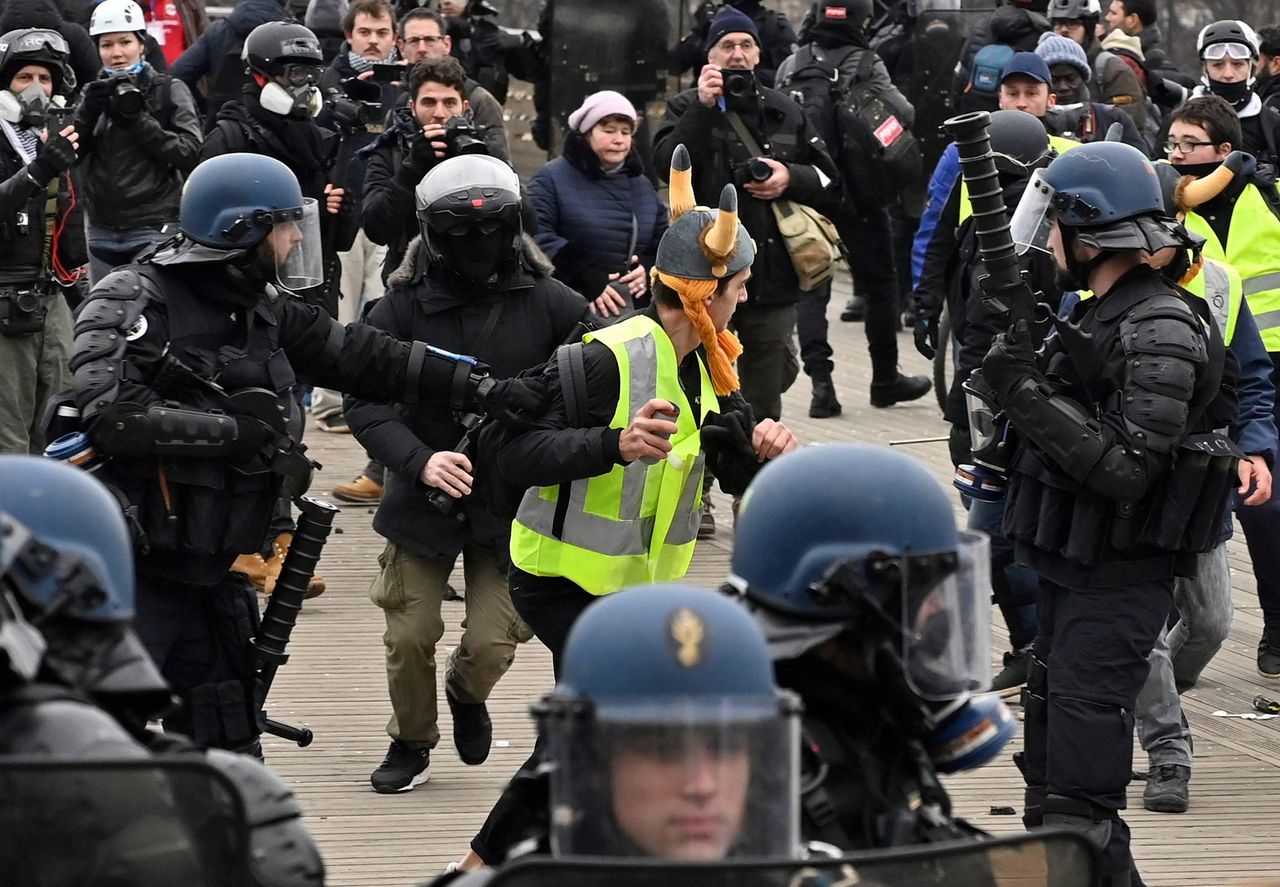 Francuska policja interweniuje. Jest zakaz dla "Żółtych Kamizelek"