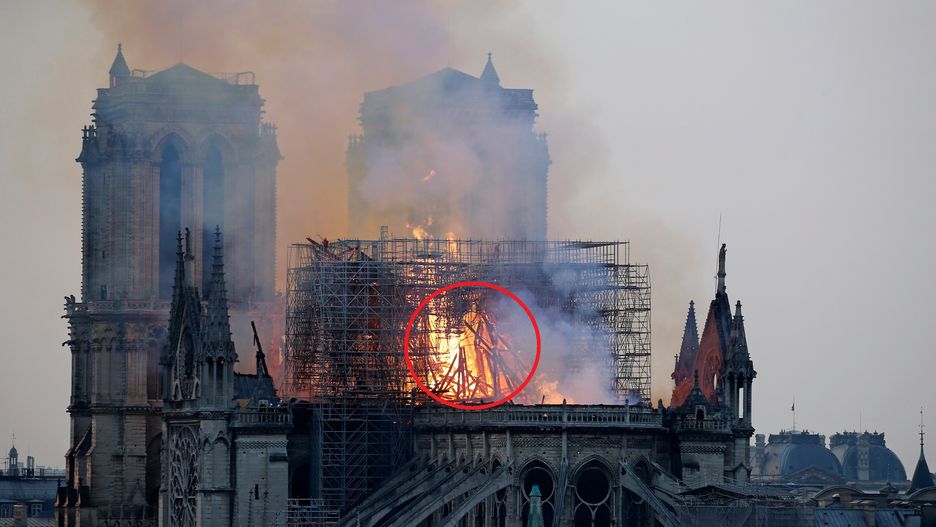 Kobieta twierdzi, że w na zdjęciach płonącej katedry Notre-Dame ujrzała Jezusa
