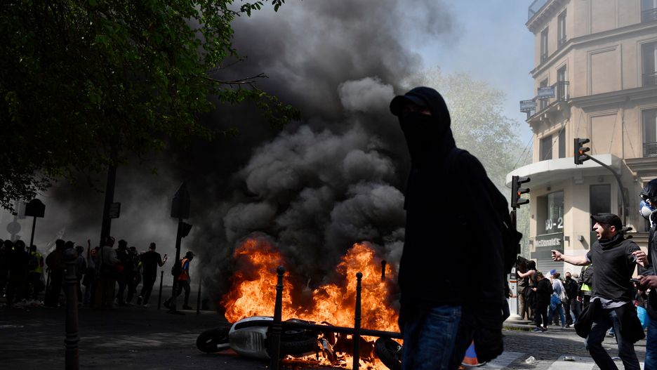 Demonstranci podpalają samochody, skutery i kosze na śmieci