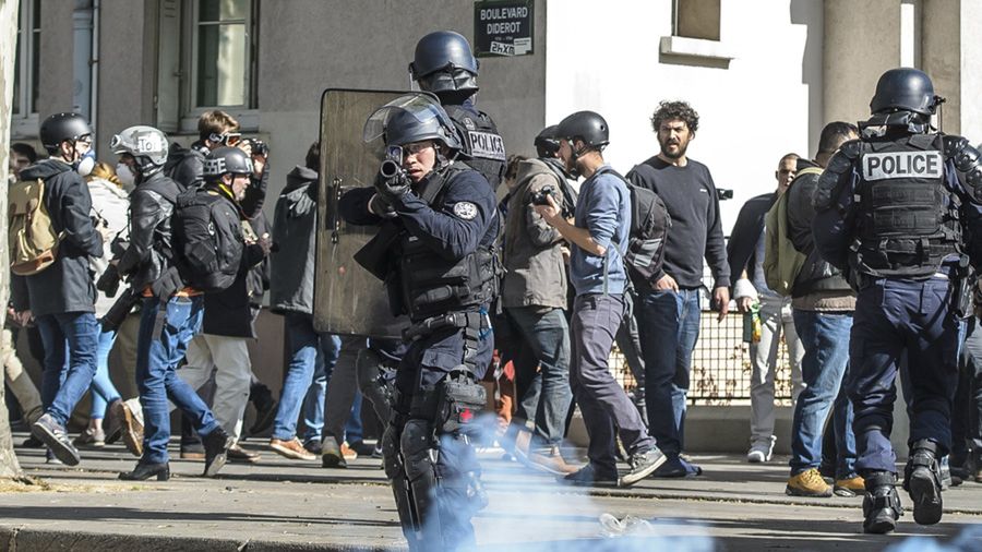 Policja podczas zamieszek 1 maja w Paryżu 
