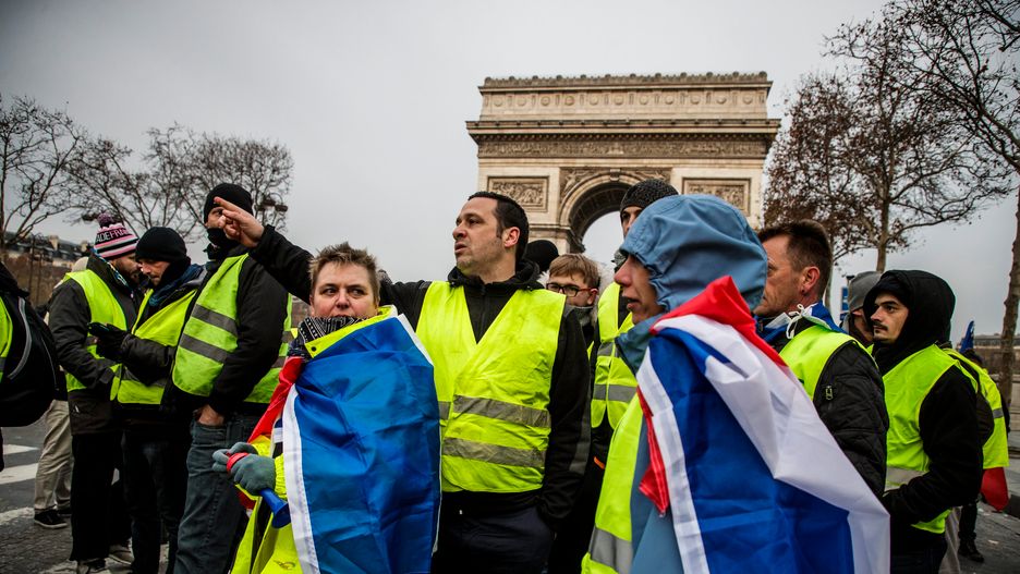 Demonstranci w żółtych kamizelkach w Paryżu