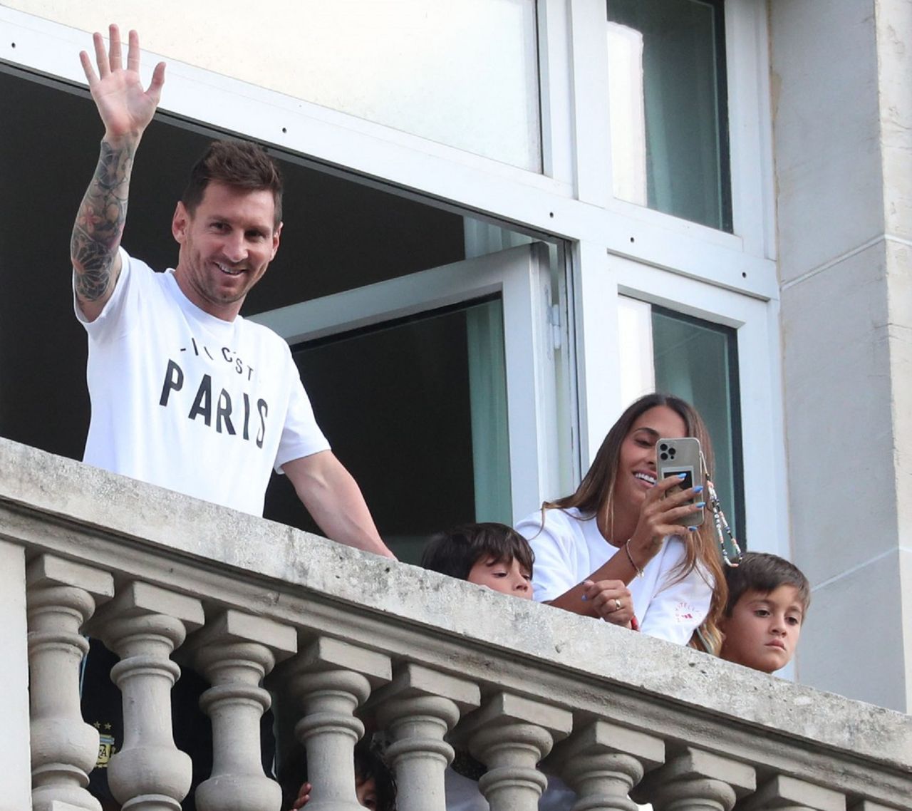 Leo Messi z żoną i dziećmi w Paryżu