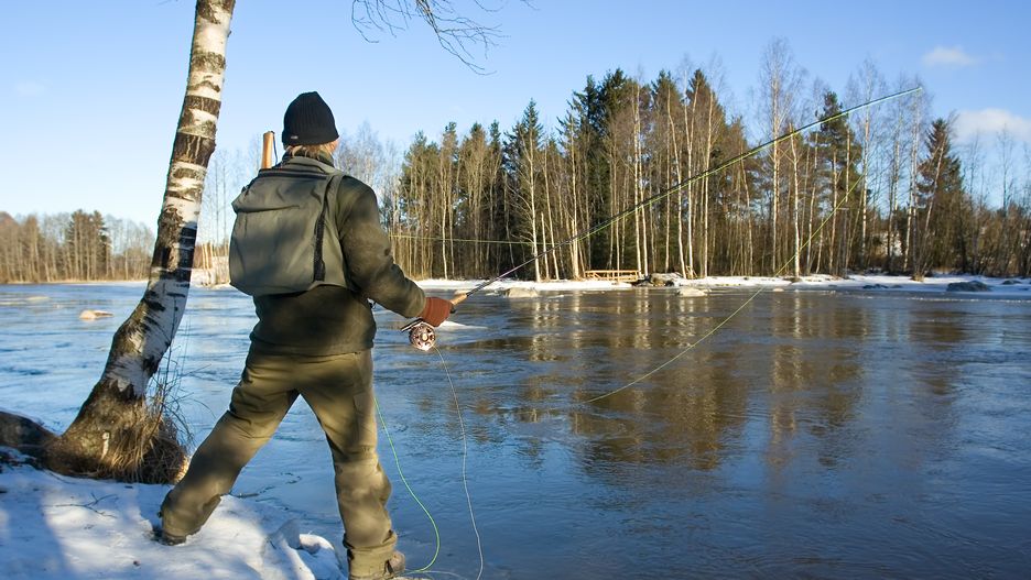 Dla niektórych nie ma nic lepszego niż łowienie w lodowatej wodzie