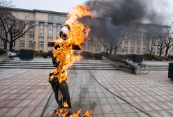 Karą za spalenie kukły Żyda może nie być więzienie. Sąd rozpatruje wniosek Piotra Rybaka