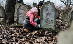 Dla nich to nie Żyd, to sąsiad. Katechetka też sprząta macewy