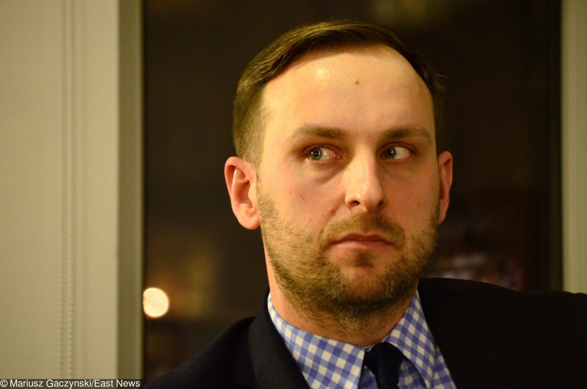 Jarosław Trybuś udostępniając kontrowersyjną grafikę wywołał skandal, po czym usunął wpis