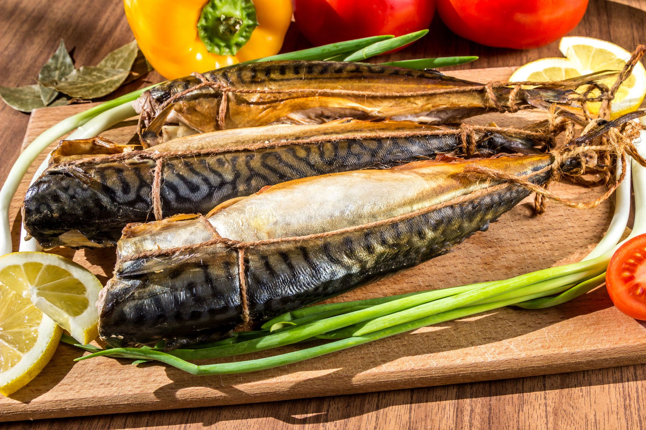 Wędzona makrela jest dobry źródłem białka (ok. 20 g w 100 g produktu) i zdrowych tłuszczów, m.in. kwasów omega-3.