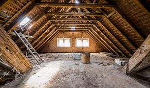 Torturowali chłopaka, bo ukradł laptop? Puścili ofiarę dopiero, gdy w kamienicy wysiadł prąd