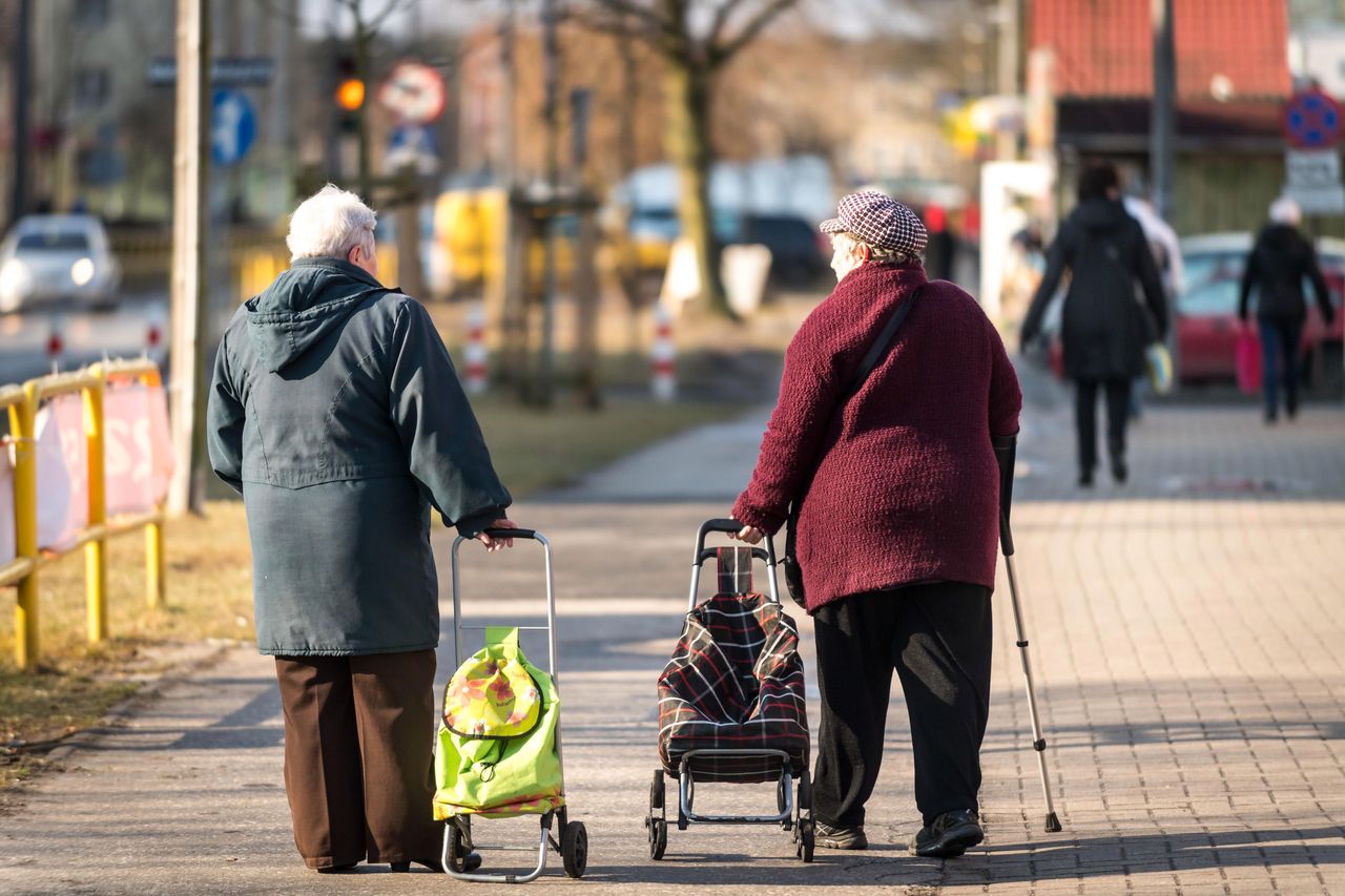 Emerytury Polaków lecą w dół. Obietnice rządu PiS okazały się bez pokrycia