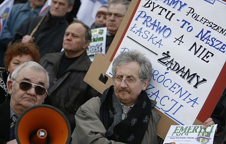 Emeryci i renciści protestują przeciw zahamowaniu waloryzacji