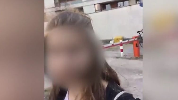 Rafalala sama opublikowała film, na którym atakuje nastolatkę.
