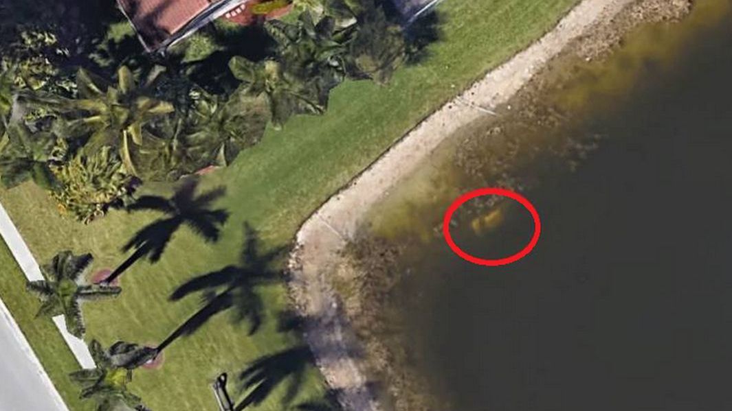 Zdjęcie satelitarne z Florydy, na którym widać wrak auta. Były w nim zwłoki mężczyzny zaginionego 20 laty wcześniej.