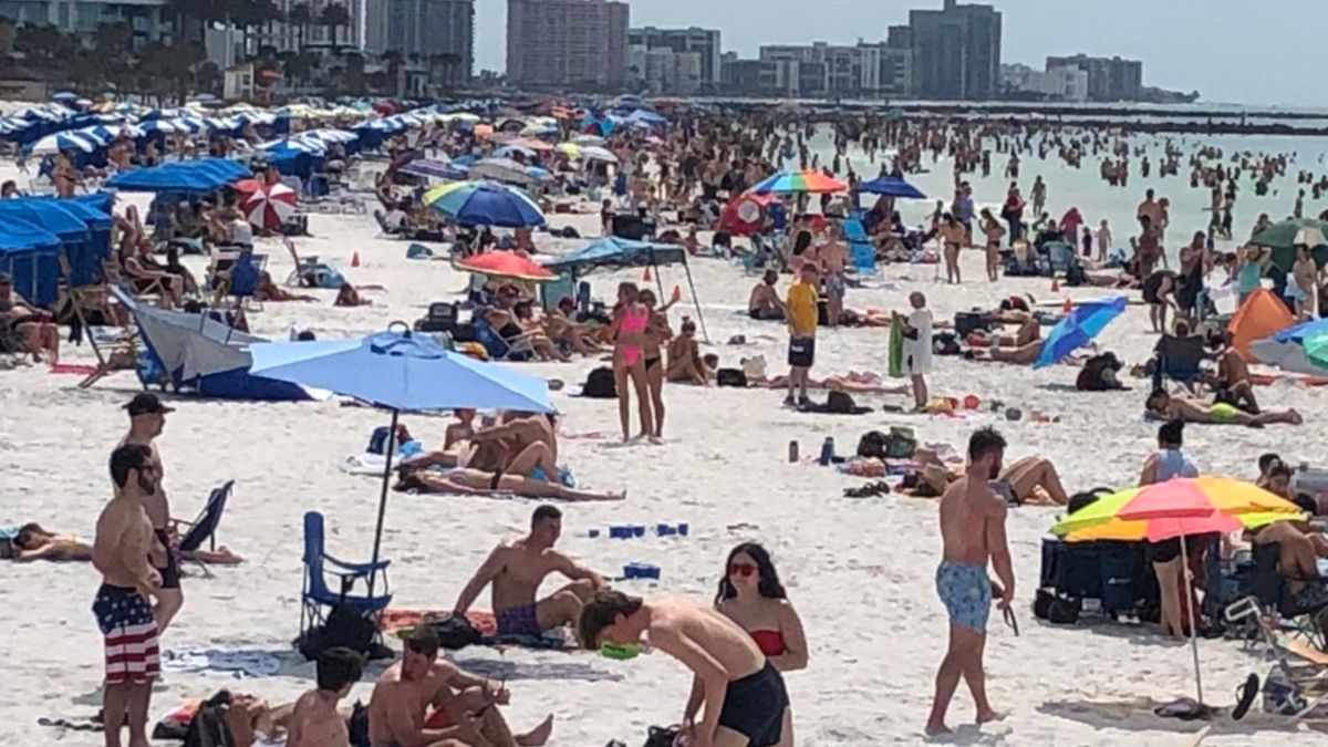 Tłumy turystów na plażach Florydy, podczas gdy świat walczy z rozprzestrzenianiem się koronawirusa.