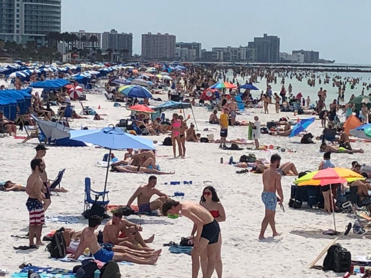 Tłumy turystów na plażach Florydy, podczas gdy świat walczy z rozprzestrzenianiem się koronawirusa.