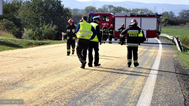 Ziarna pokryły całą jezdnię DK8