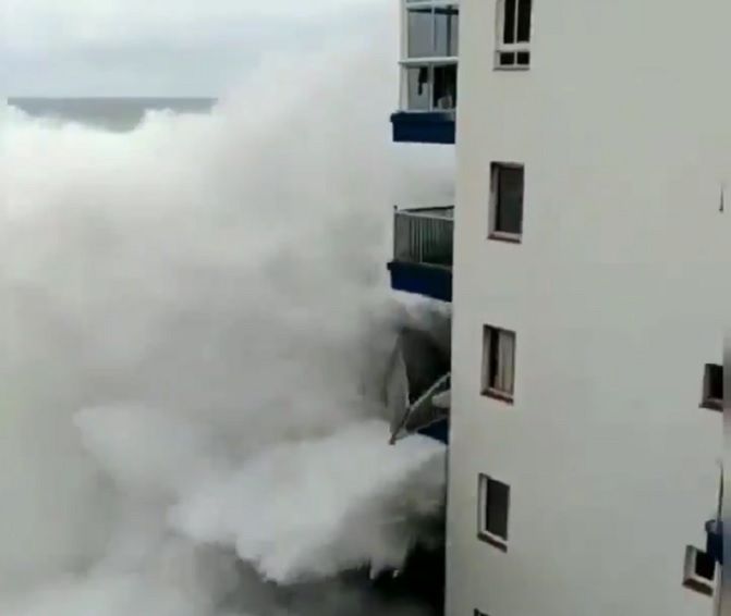 Monstrualna fala zerwała balkony na Teneryfie. Ewakuacja w kurorcie