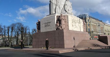 Turyści z Polski zatrzymani na Łotwie. Zdjęli spodnie przed pomnikiem