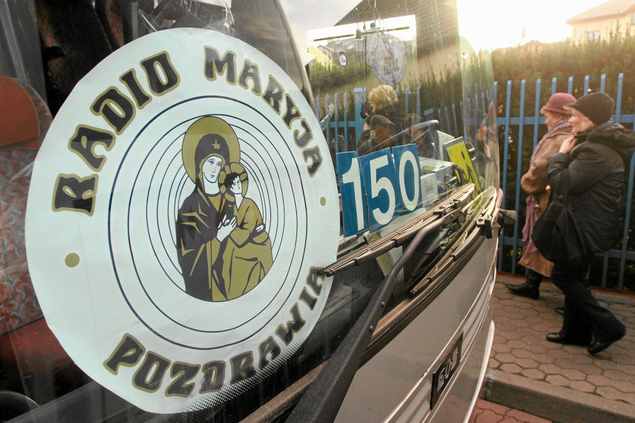 Został skazany za molestowanie dzieci. Ksiądz z Tylawy odmawia różaniec na antenie Radia Maryja 