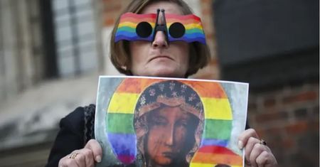 TYLKO w WP. Domalowanie tęczowej aureoli było profanacją (Badanie)